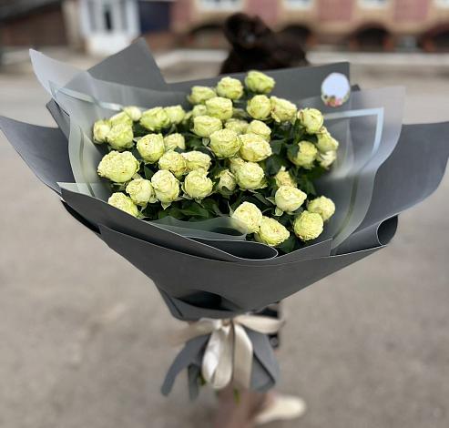Букет Белые кустовые розы Солинеро в Умёте