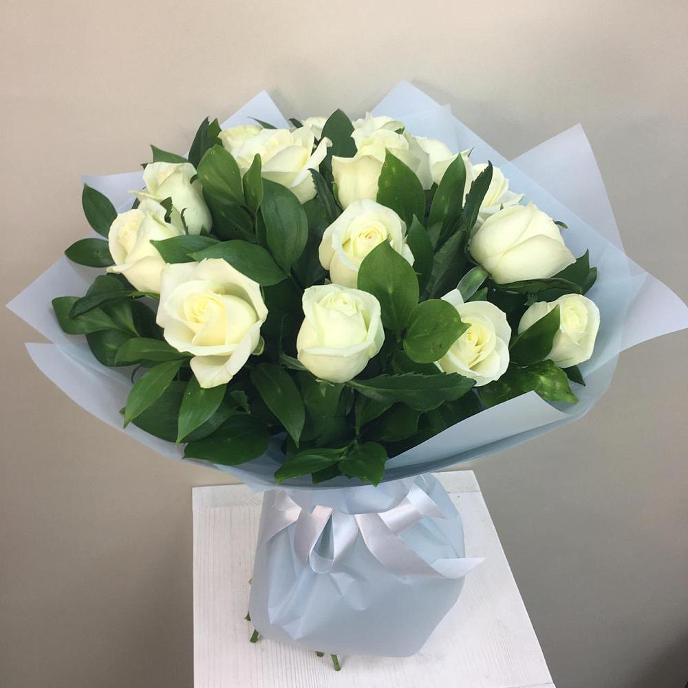 Букет 15 Белых роз Проуд в Умёте