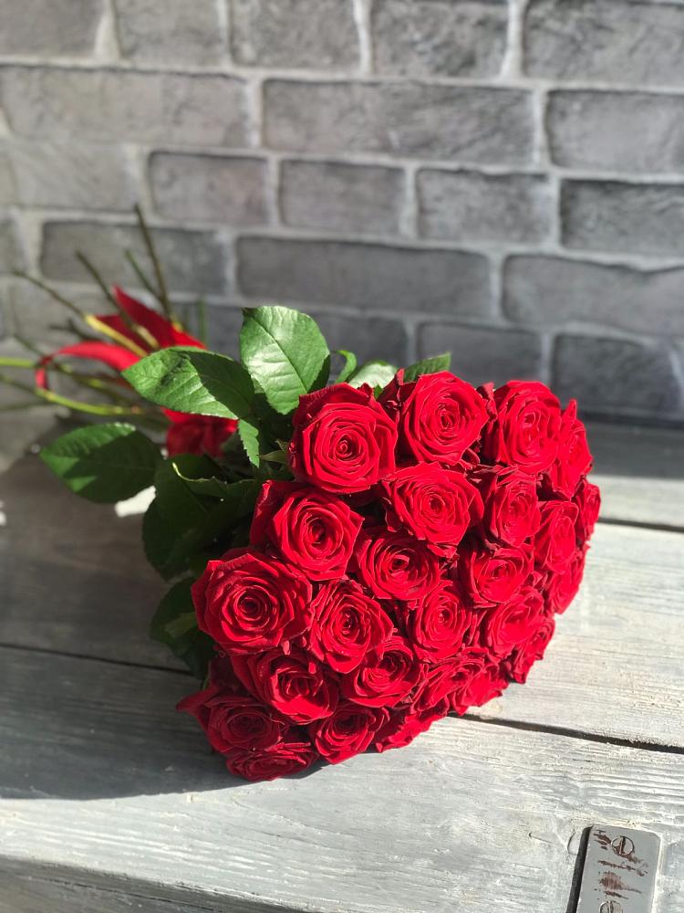 Букет Красные розы Фридом в Умёте