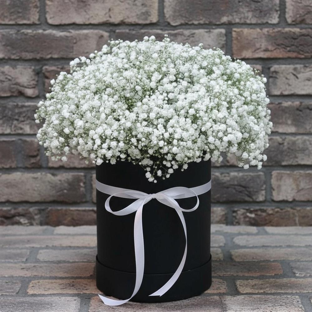 Цветочная композиция из Гипсофила в шляпной коробке в Умёте