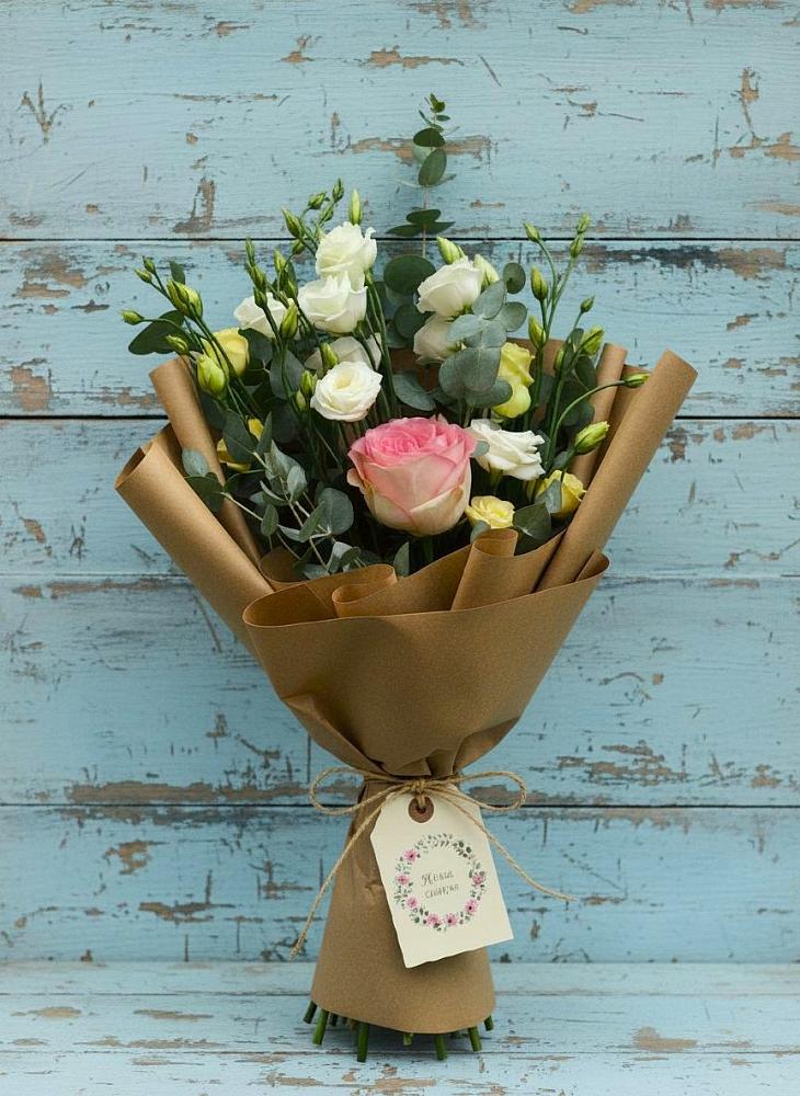 Букет цветов из: Розы и Лизиантусы в Умёте