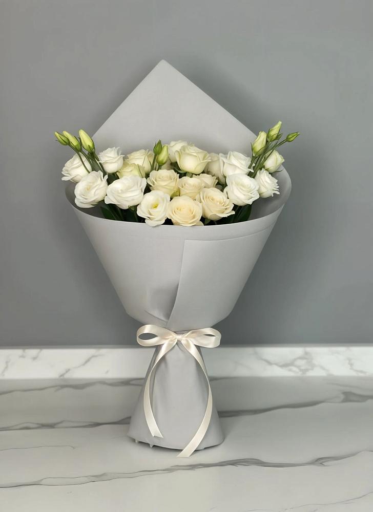 Букет цветов из: Розы и Лизиантусы в Умёте