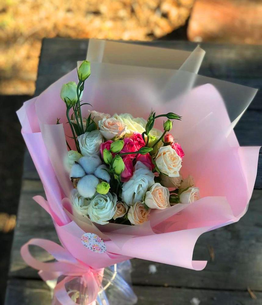 Букет цветов из: Розы и Лизиантусы в Умёте