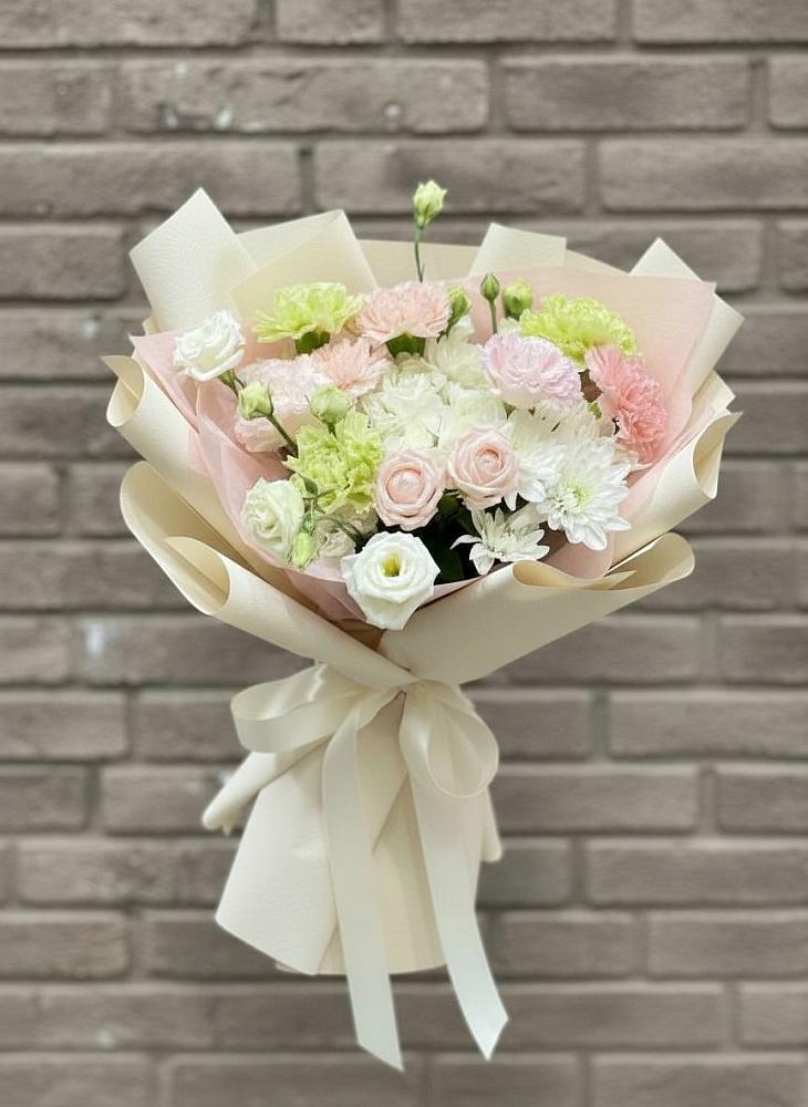 Букет цветов из: Гвоздики, Розы, Лизиантусы и Хризантемы в Умёте