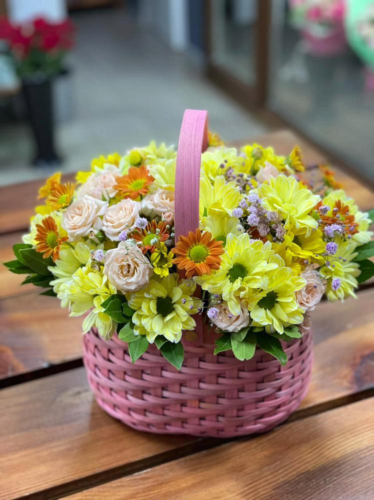 Цветочная композиция из Хризантемы и Розы в корзине в Умёте