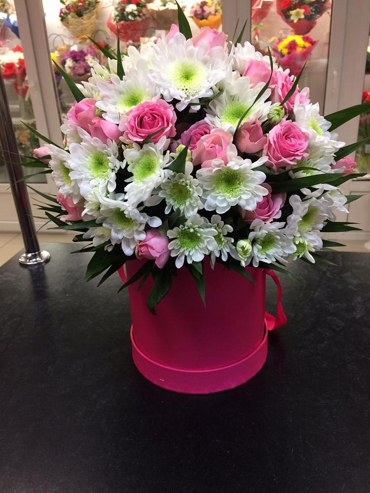 Цветочная композиция из Розы и Хризантемы в шляпной коробке в Умёте