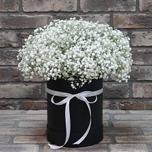 Цветочная композиция из Гипсофила в шляпной коробке в Умёте