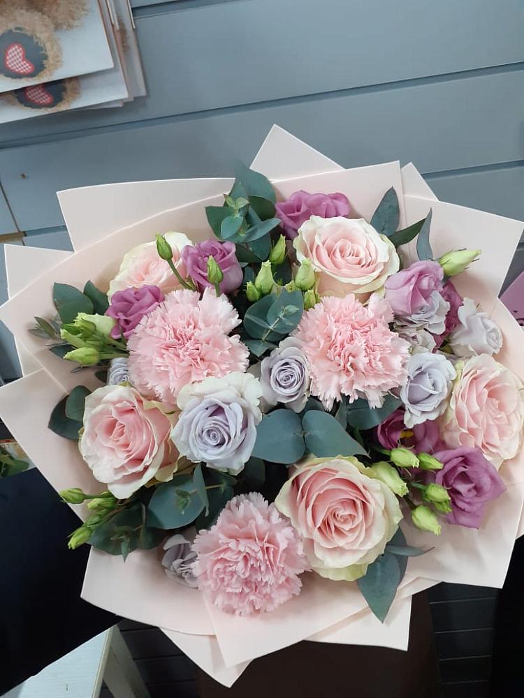 Букет цветов из: Розы, Гвоздики и Лизиантусы в Умёте