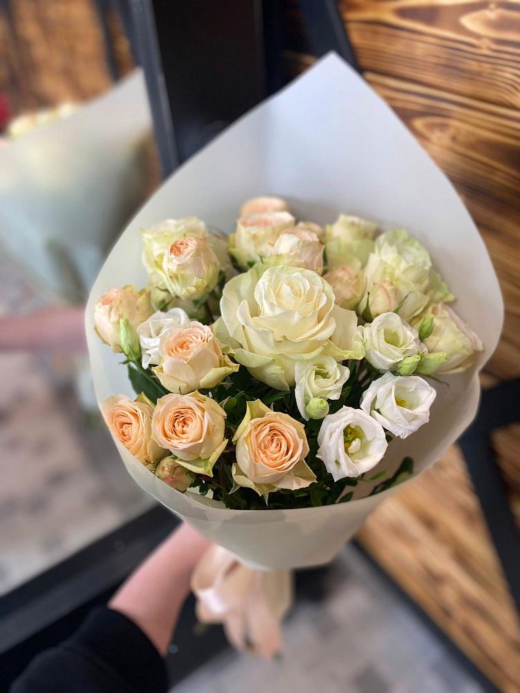 Букет цветов из: Розы и Лизиантусы в Умёте