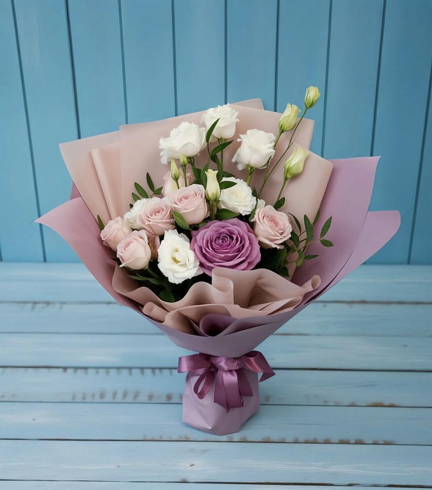 Букет цветов из: Розы и Лизиантусы в Умёте